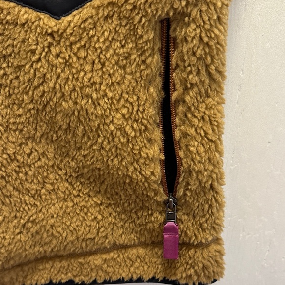 Patagonia Womens Brown Sherpa Vest with Black Chest Pocket and Pink Accents S - Picture 3 of 5
